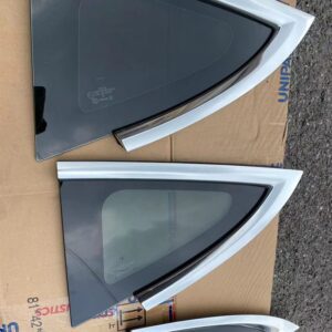 1514978-00-B 后三角窗玻璃 L带亮条 适用于特斯拉